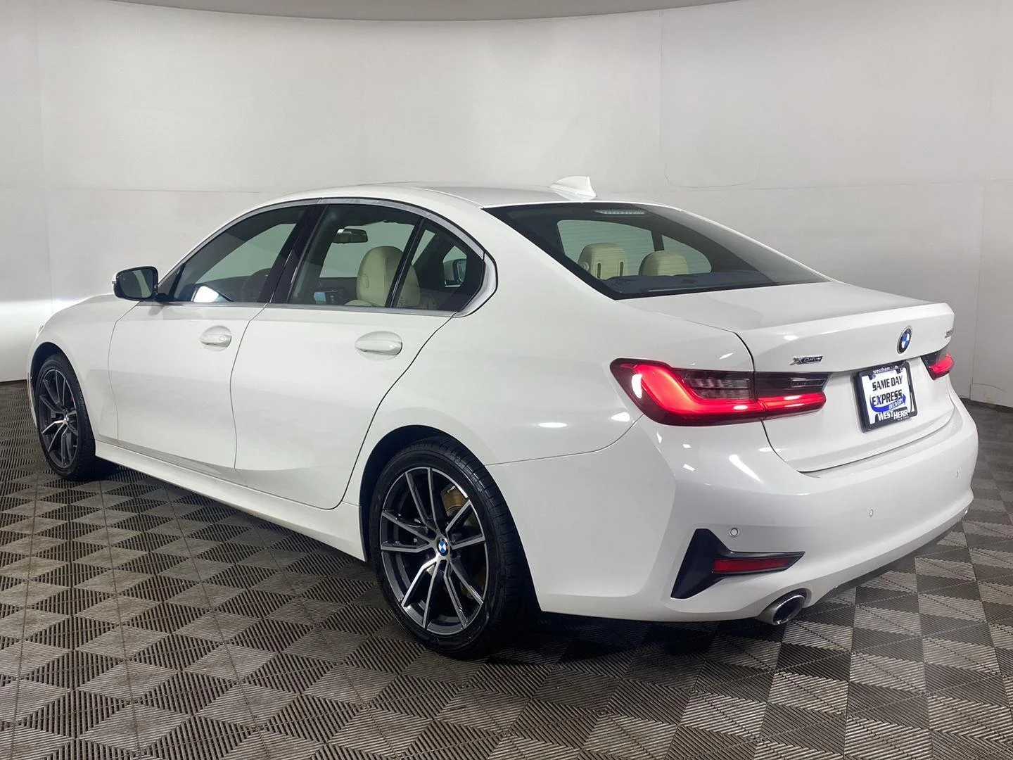 Used 2020 Alpine White BMW 330i xDrive image 28