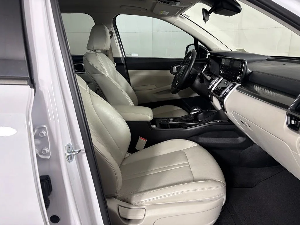 Used 2022 White Kia S image 47