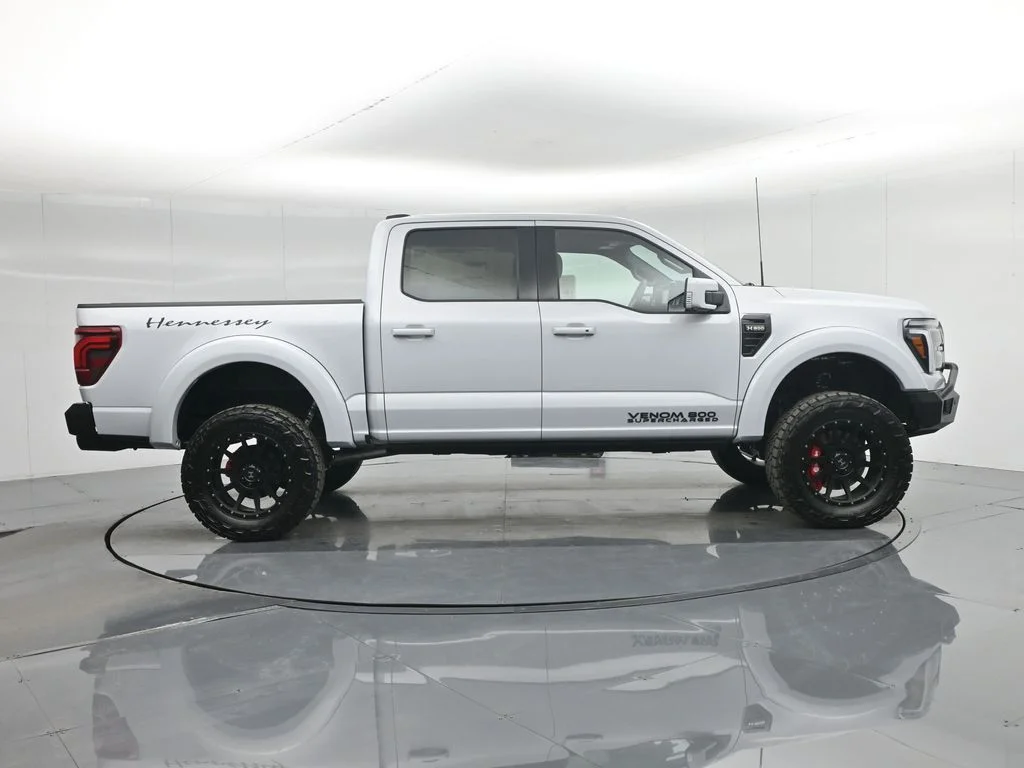 New 2025 Space White Metallic Ford Lariat image 29