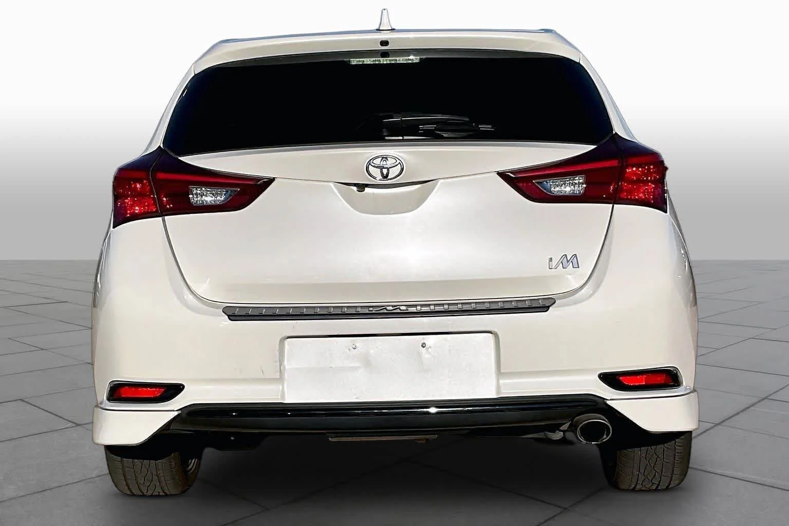 Used 2018 Blizzard Pearl Toyota  image 5