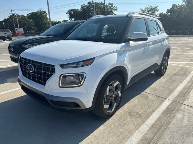 Used 2025 White Hyundai SEL image 1