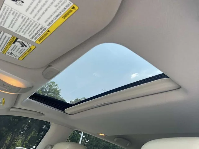 Used 2019 White INFINITI LUXE image 21