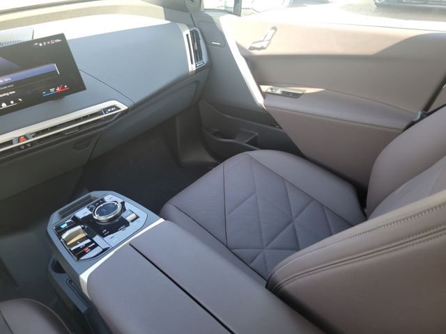 2026 BMW iX 45 - Photo 14