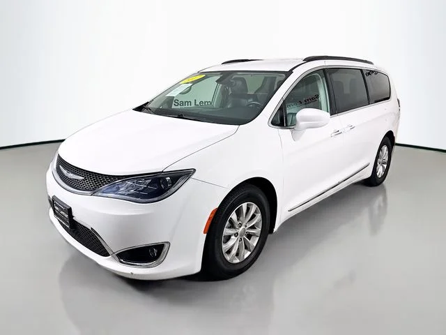 Used 2017 White Chrysler Touring L image 3