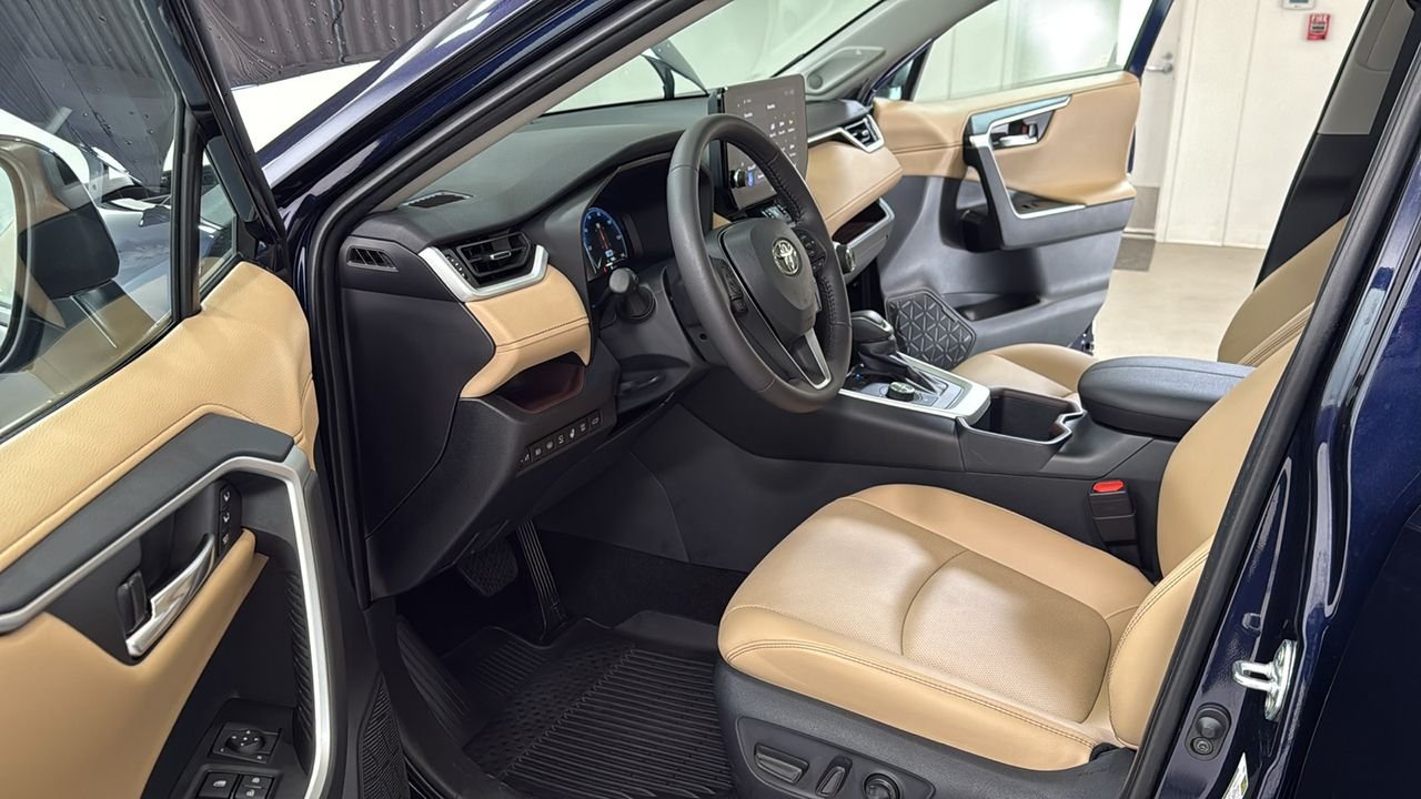 Certified Used 2025  Toyota Limited image 12
