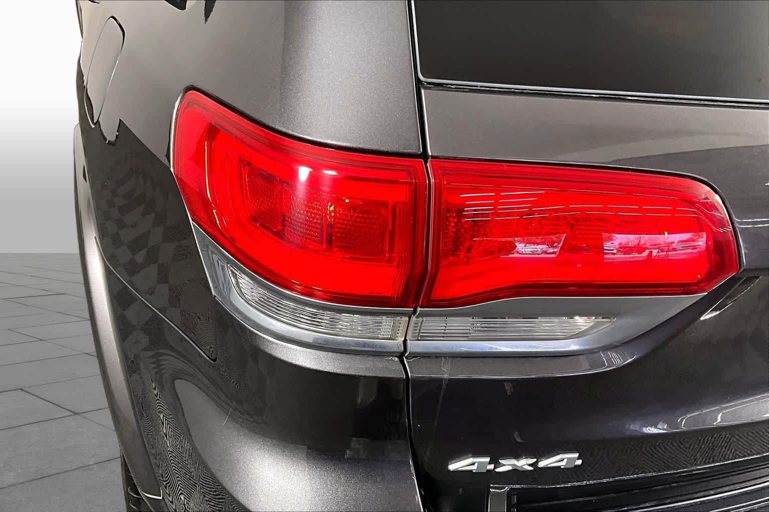 Used 2020 Granite Crystal Metallic Clearcoat Jeep Overland image 28