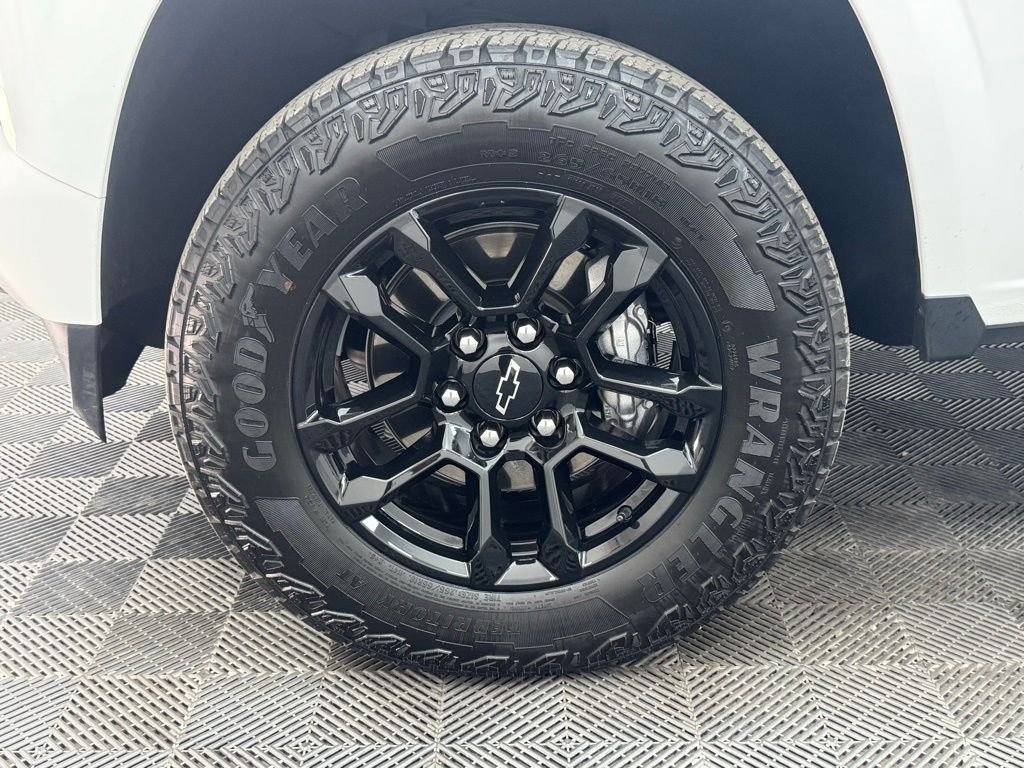 Used 2025 Summit White Chevrolet Z71 image 14