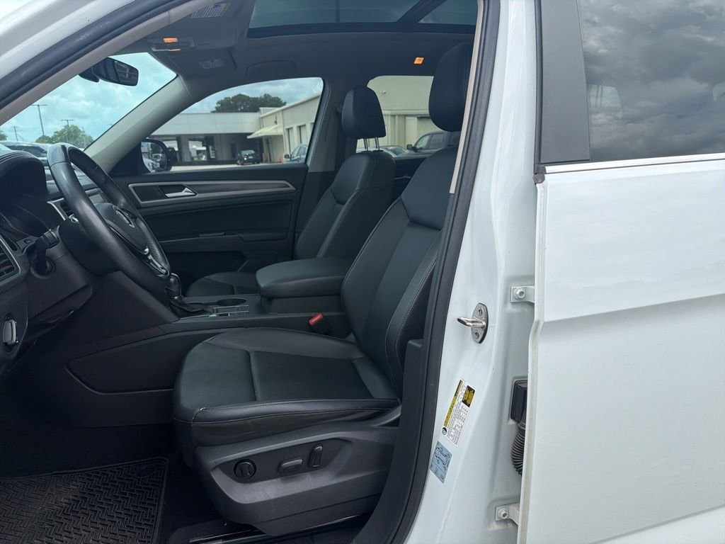 Used 2019 White Volkswagen 2.0T SE w/Technology image 12