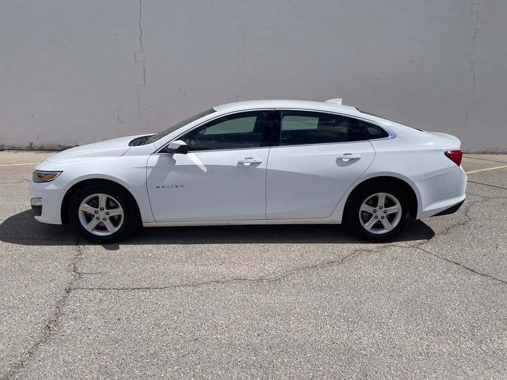 Used 2023 SUMMIT WHITE Chevrolet LT image 3