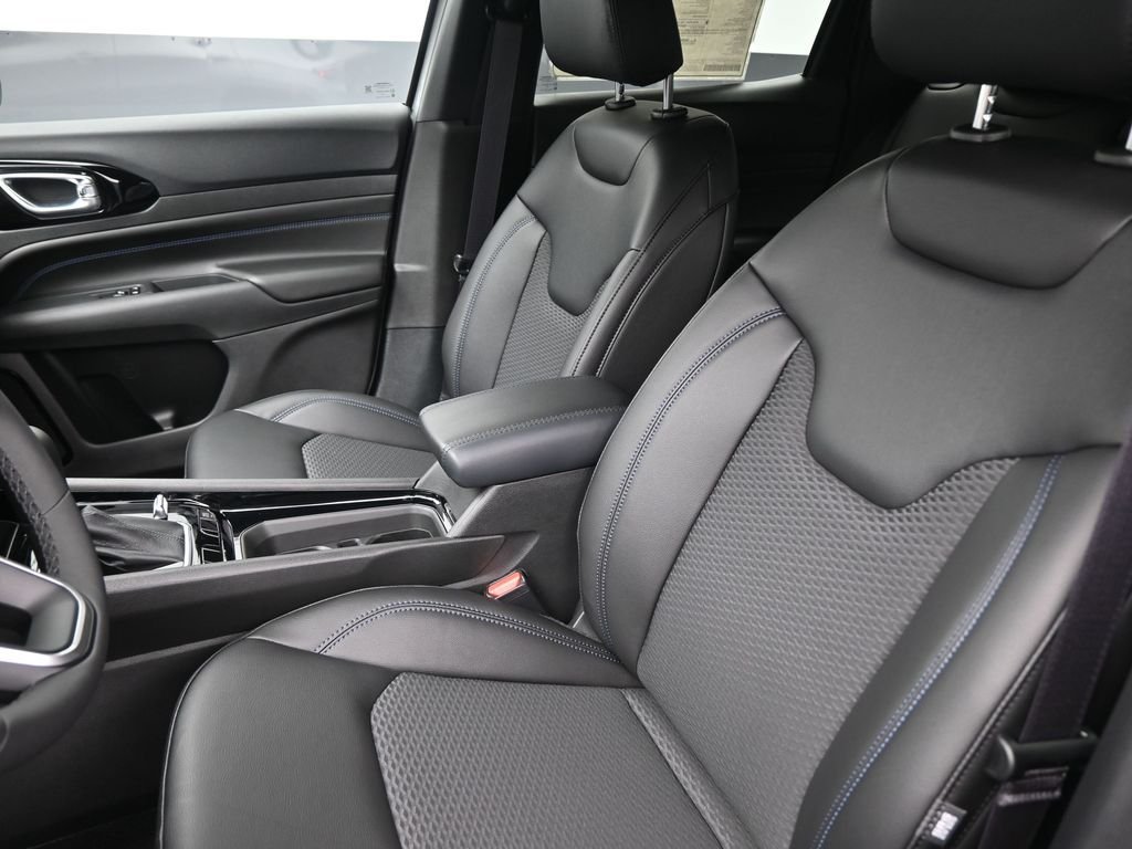 New 2026 Silver Zynith Metallic Clearcoat Jeep Latitude image 19