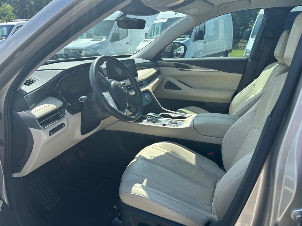 Used 2024 Silver INFINITI LUXE image 4
