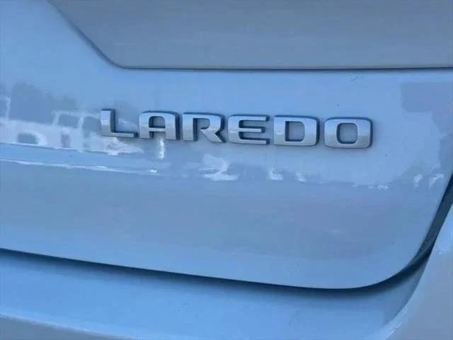New 2026 Bright White Clear-Coat Exterior Paint Jeep Laredo X image 5