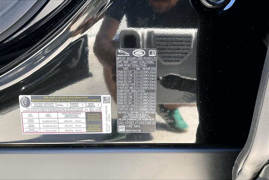 New 2027 SANTORINI BLACK Land Rover SE image 8