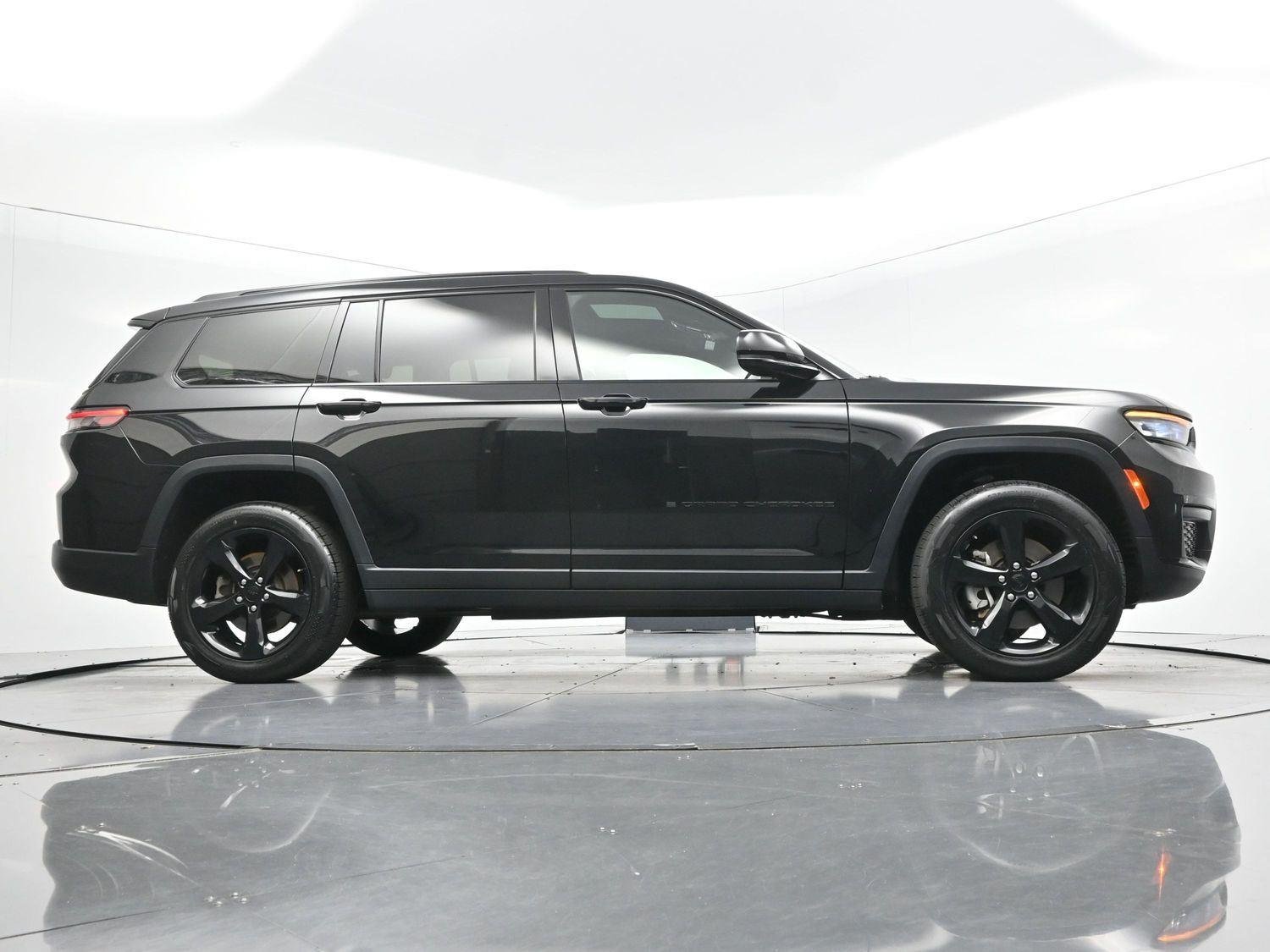 Used 2023 Diamond Black Crystal Pearlcoat Jeep Altitude image 47