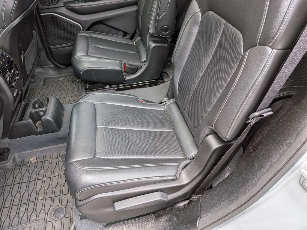 Used 2023 Silver Jeep Limited image 27