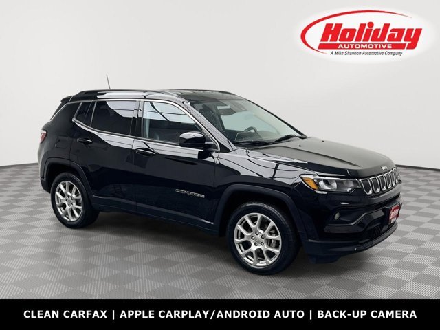 Used 2022 Diamond Black Crystal Pearlcoat Jeep Latitude Lux image 1