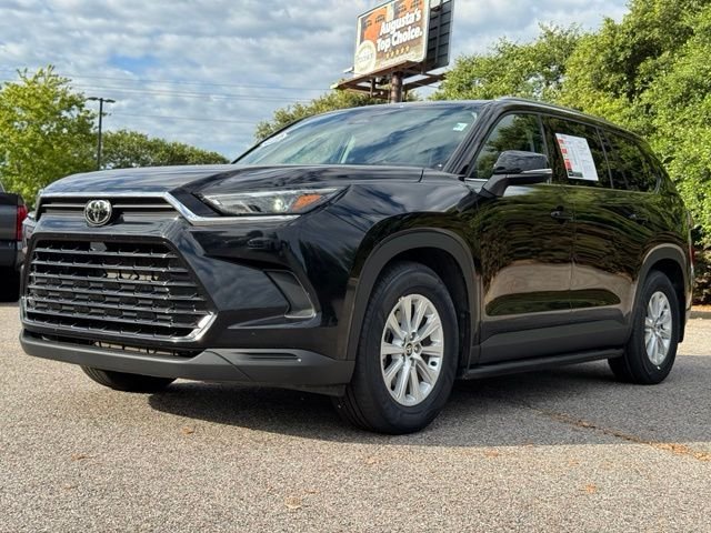 Used 2024  Toyota XLE image 3