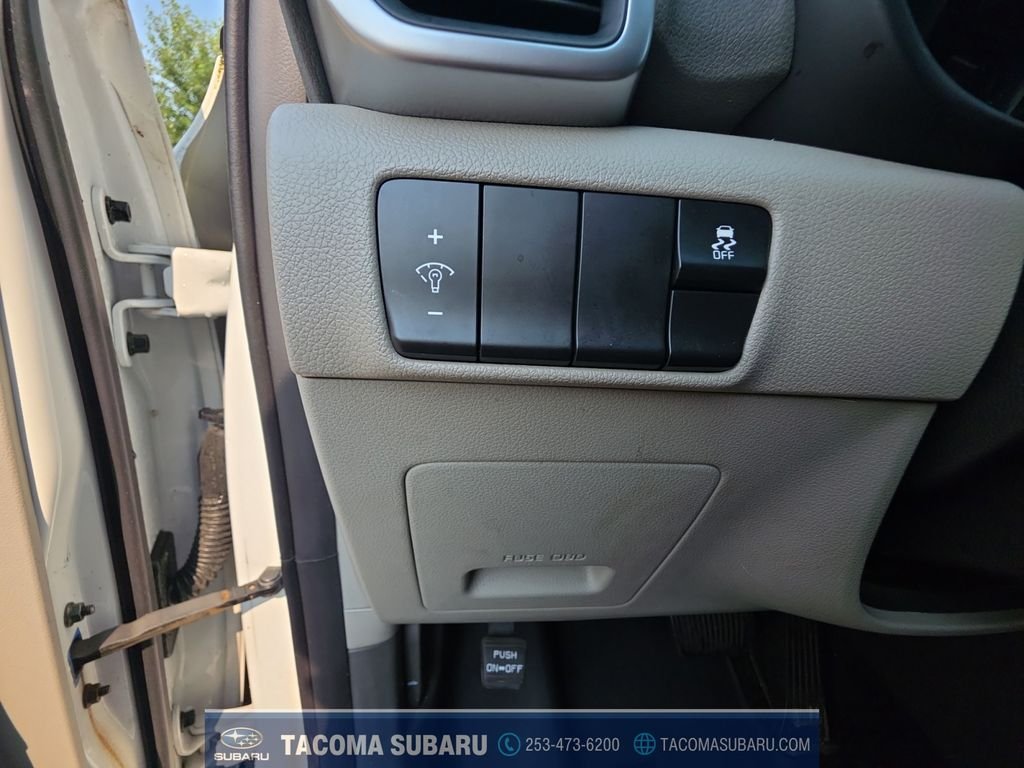 Used 2017 White Kia EX image 25