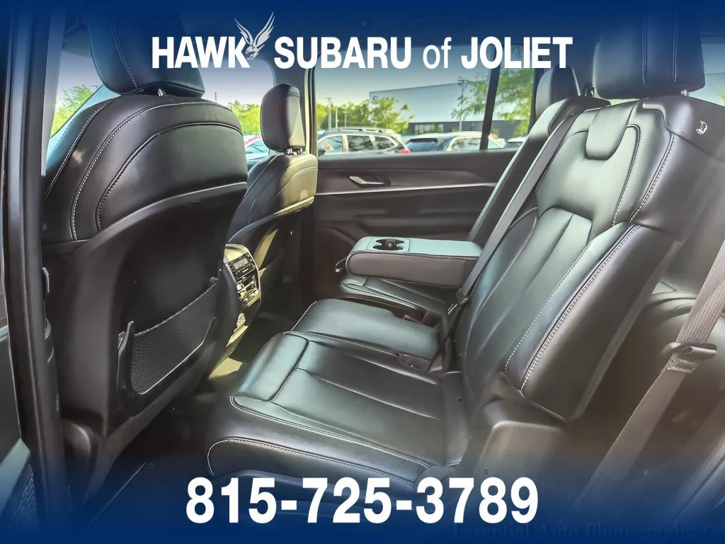Used 2023 Diamond Black Crystal Pearlcoat Jeep Limited image 9