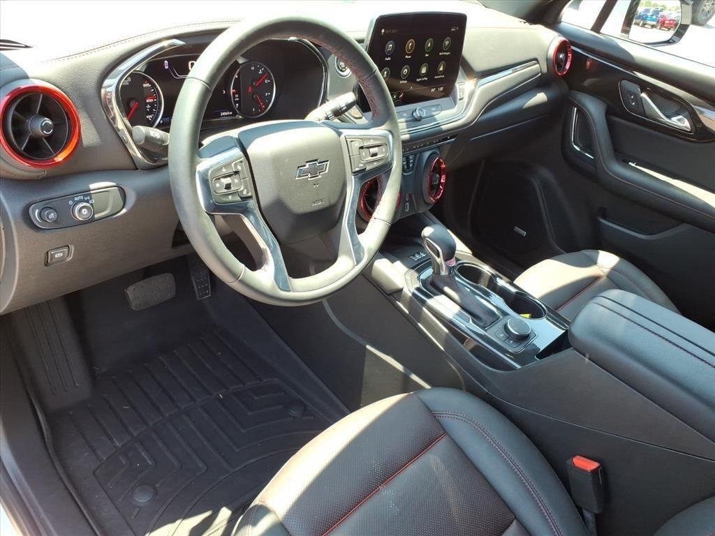 Used 2025 Iridescent Pearl Tricoat Chevrolet RS image 12