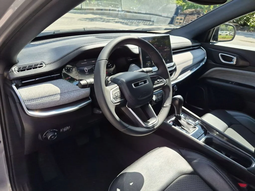 Used 2023 Silver Jeep Latitude image 9