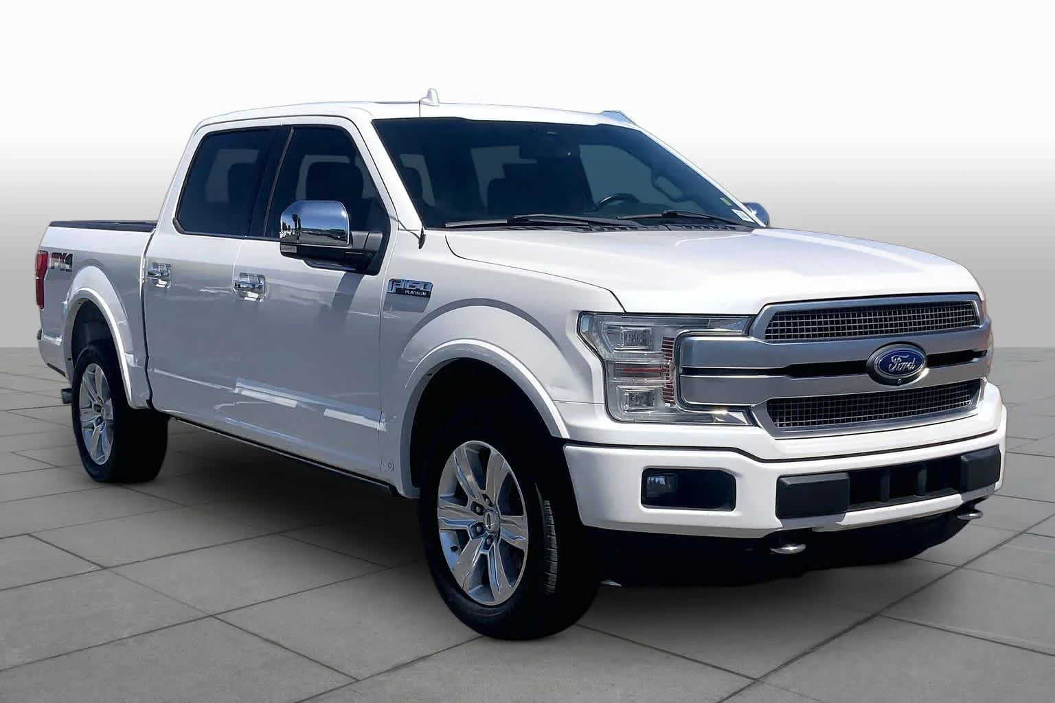 Used 2018 White Platinum Metallic Tri-Coat Ford Platinum image 3