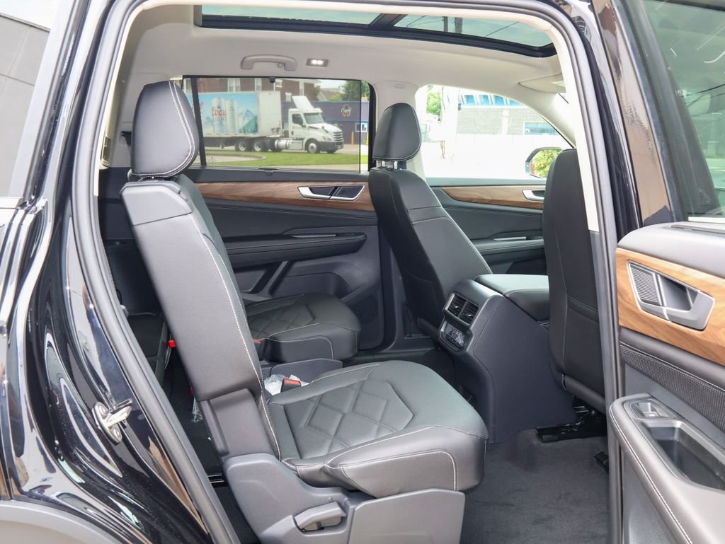 New 2026 Black Volkswagen 2.0T SE w/Technology image 31