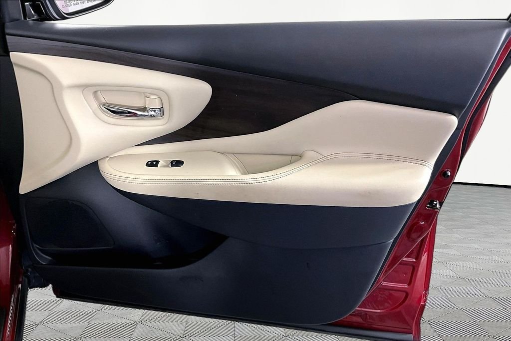 Used 2022 Red Nissan Platinum image 27
