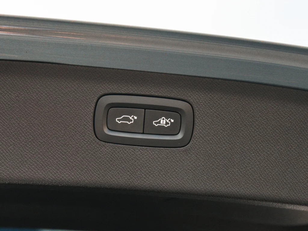 Used 2022 Thunder Grey Metallic Volvo Momentum image 26