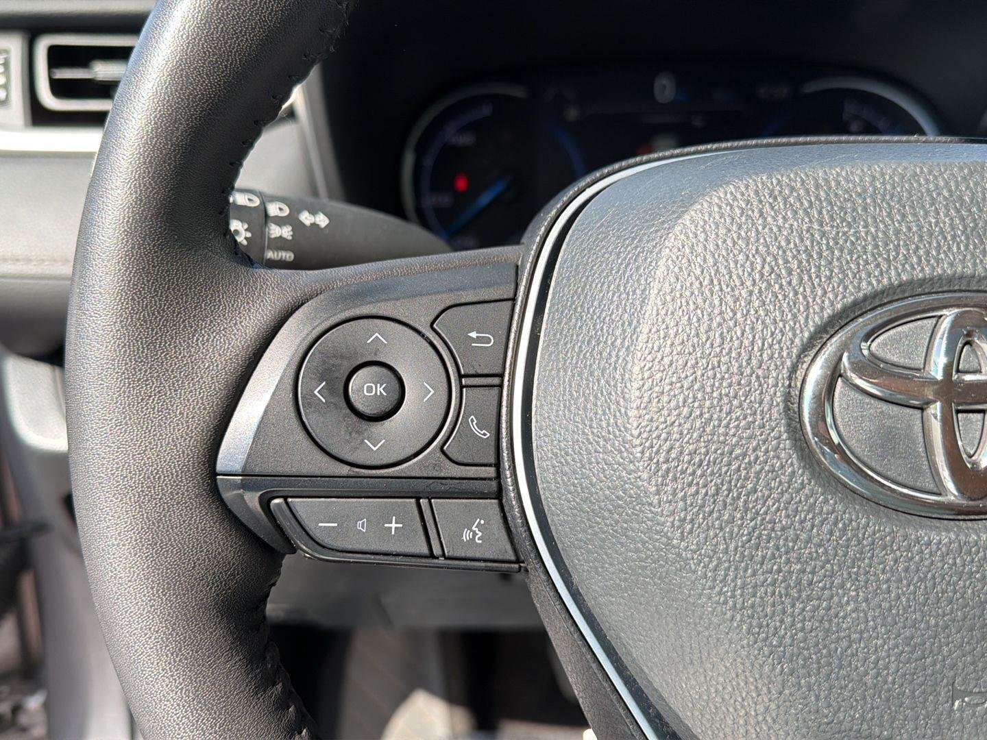 Used 2023 Silver Sky Metallic Toyota Hybrid XLE image 21