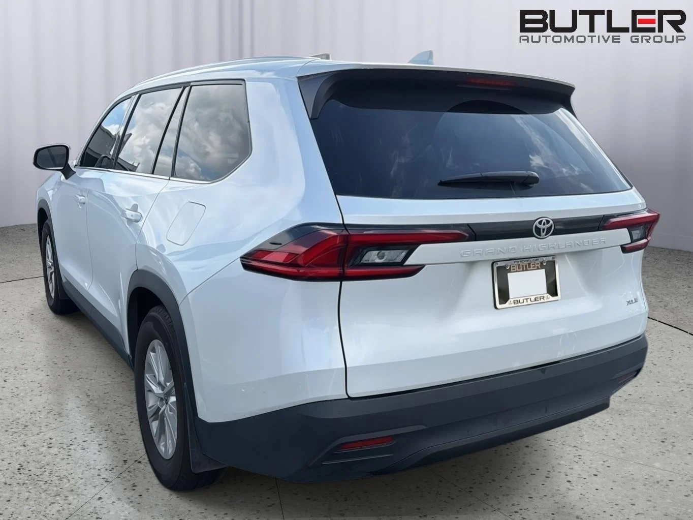 Used 2025 Wind Chill Pearl Toyota XLE image 8