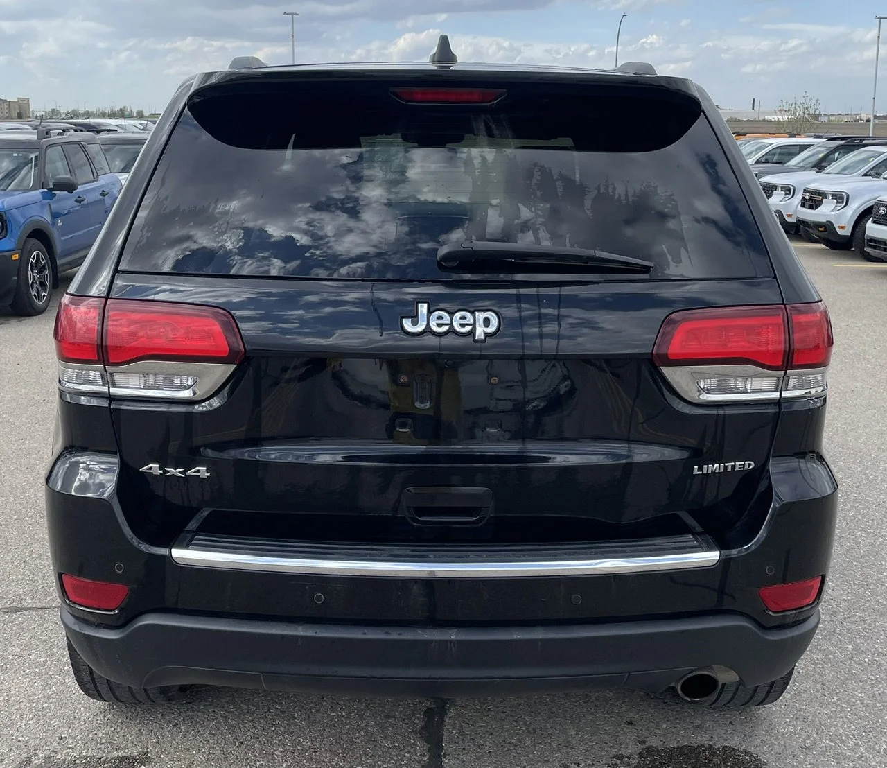 Used 2022 Diamond Black Crystal Pearlcoat Jeep LIMITED **New Arrival** image 4