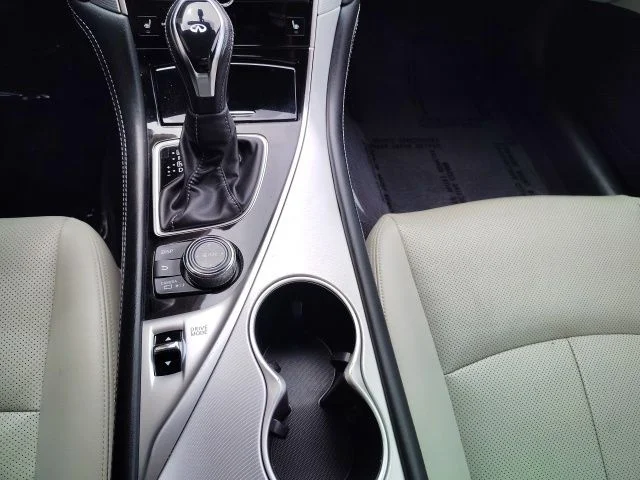 Used 2022 White INFINITI LUXE image 23