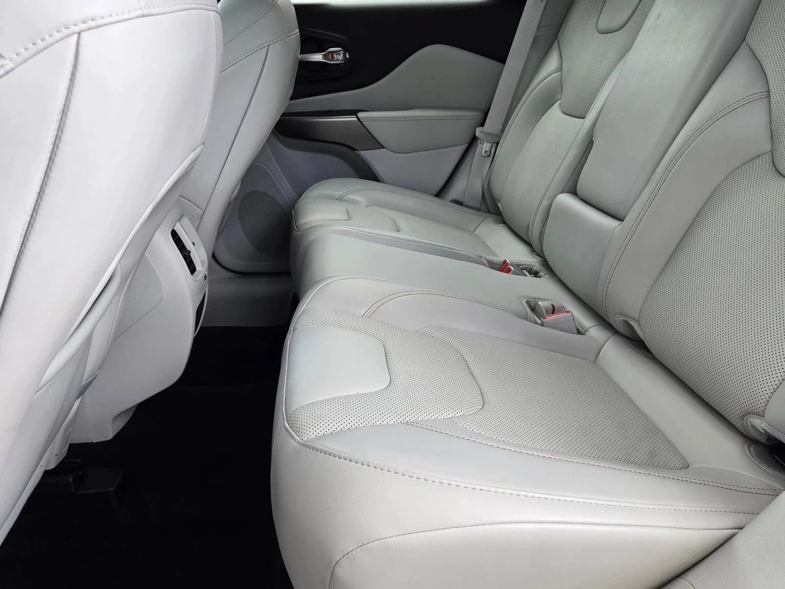 Used 2021 Bright White Clearcoat Jeep Latitude Lux image 18