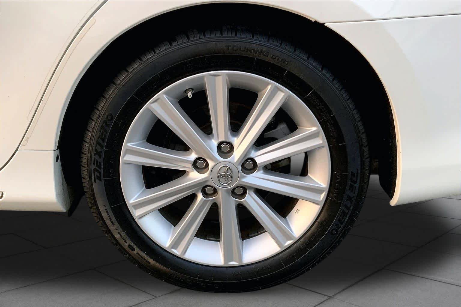Used 2014 Blizzard Pearl Toyota XLE image 10