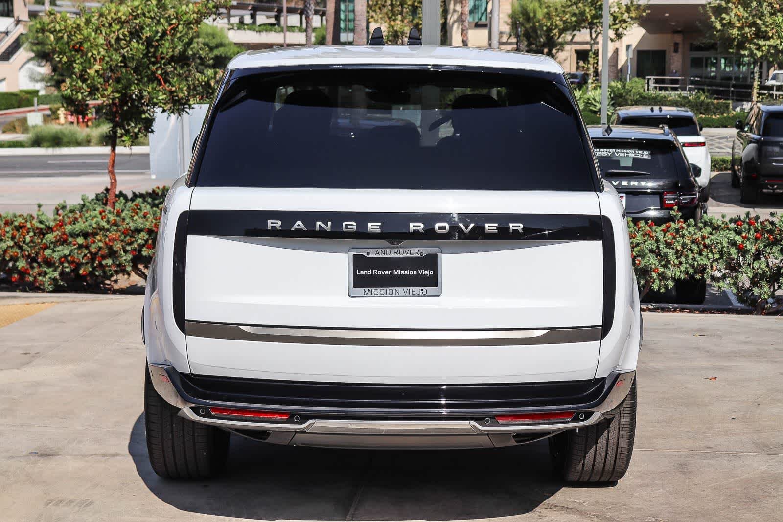 New 2026 Fuji White Land Rover SE image 5
