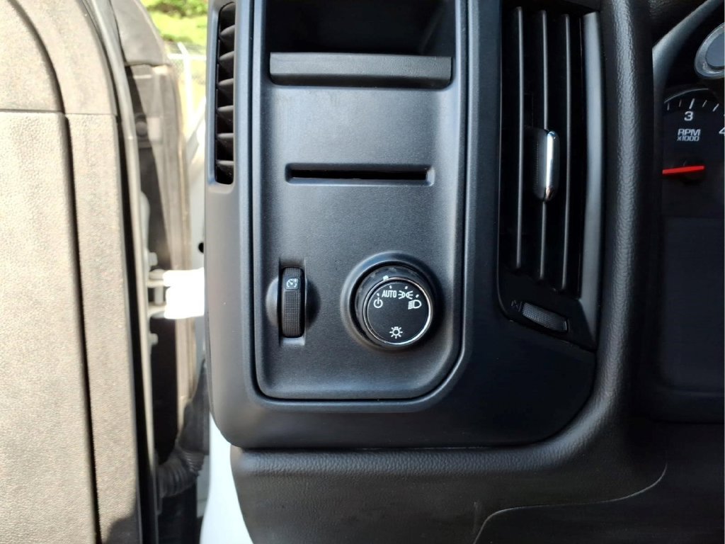 Used 2018 White GMC Base image 16