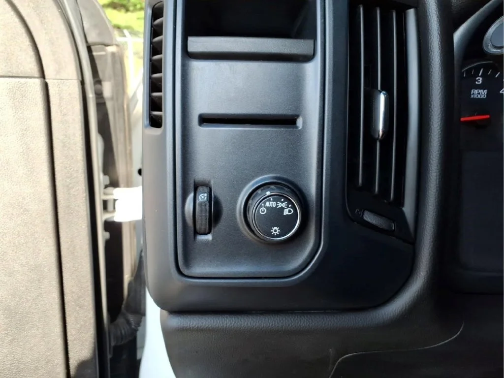 Used 2018 White GMC Base image 16