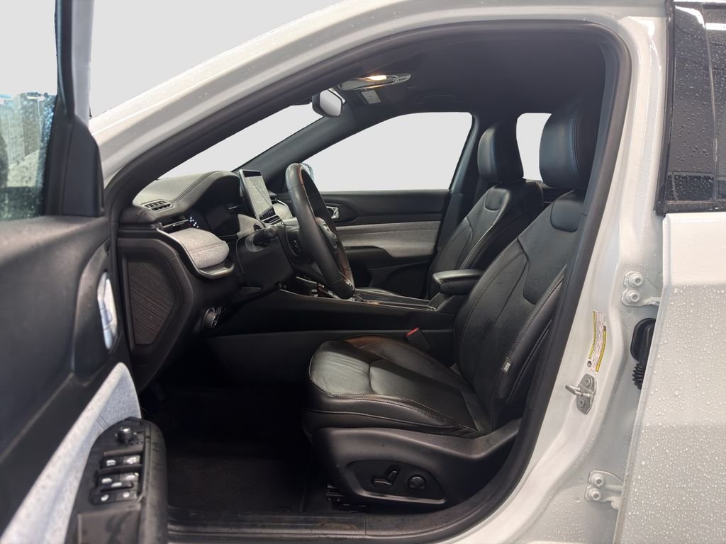 Used 2023 White Jeep Latitude Lux image 9