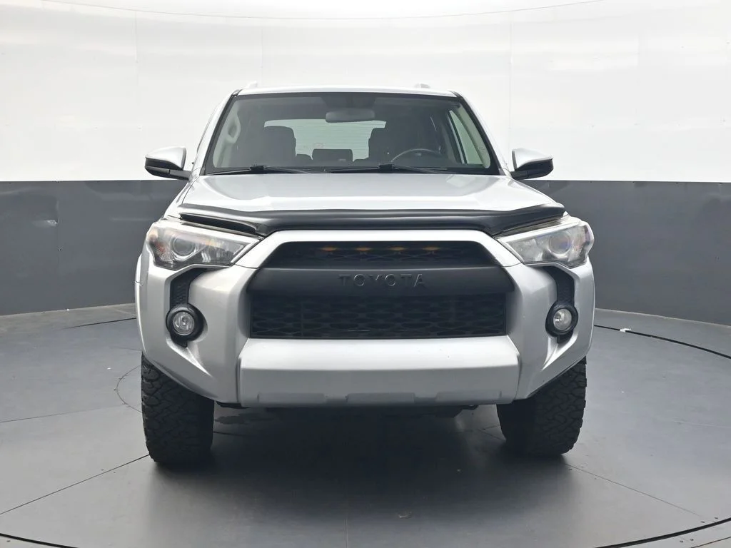 Used 2017 Classic Silver Metallic Toyota SR5 image 9