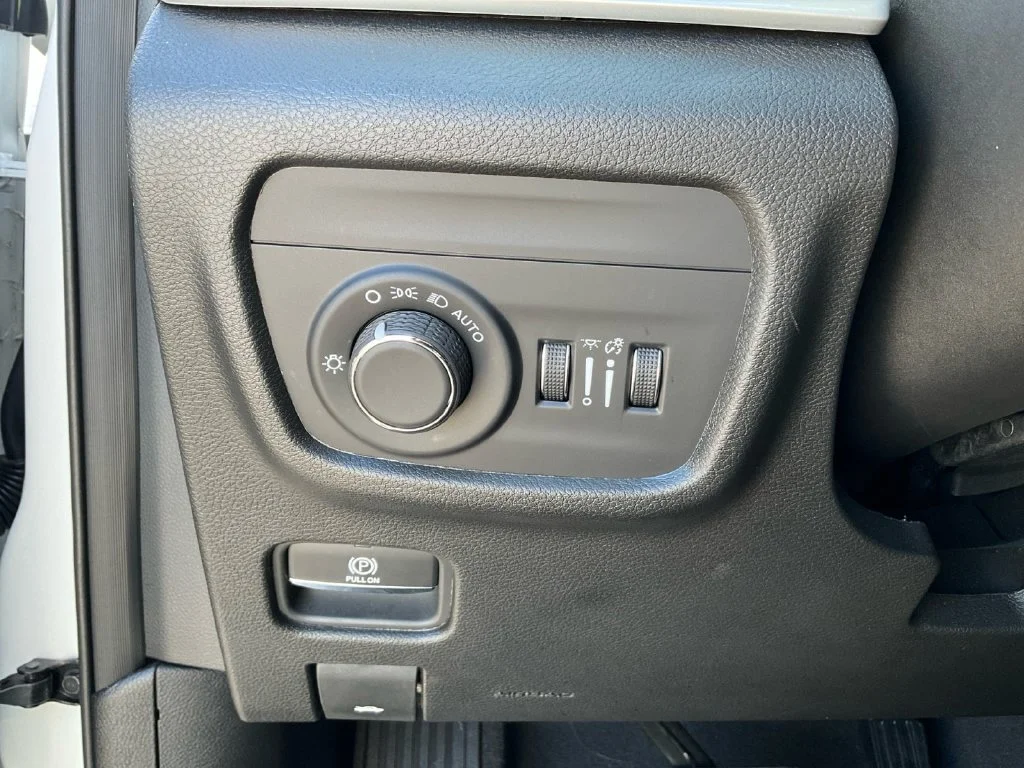 Used 2023 White Jeep Laredo image 32