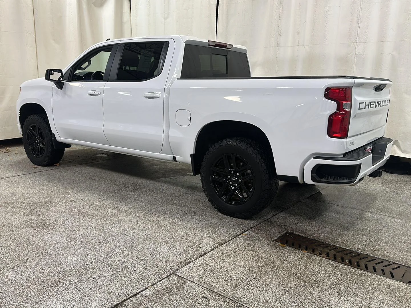 Used 2024 Summit White Chevrolet RST image 3