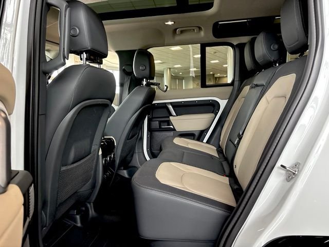 Used 2024 White Land Rover X-Dynamic SE image 12
