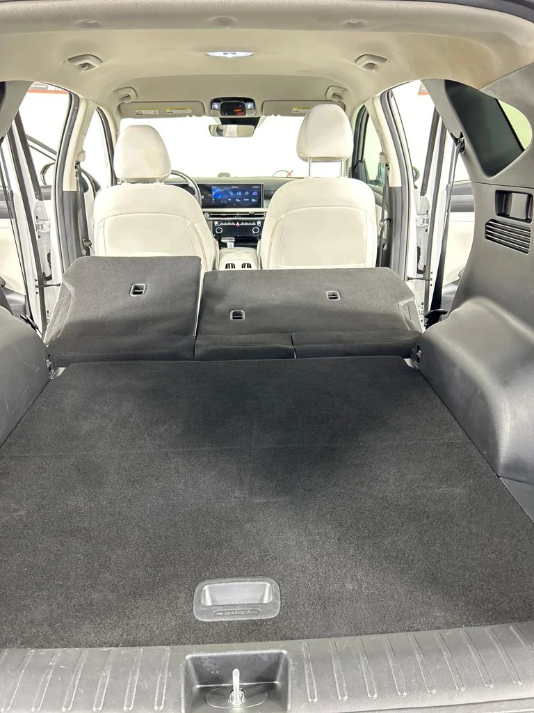 Used 2025 White Hyundai SEL image 21