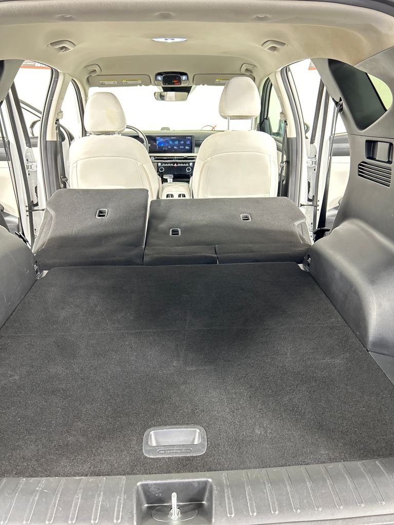 Used 2025 White Hyundai SEL image 21