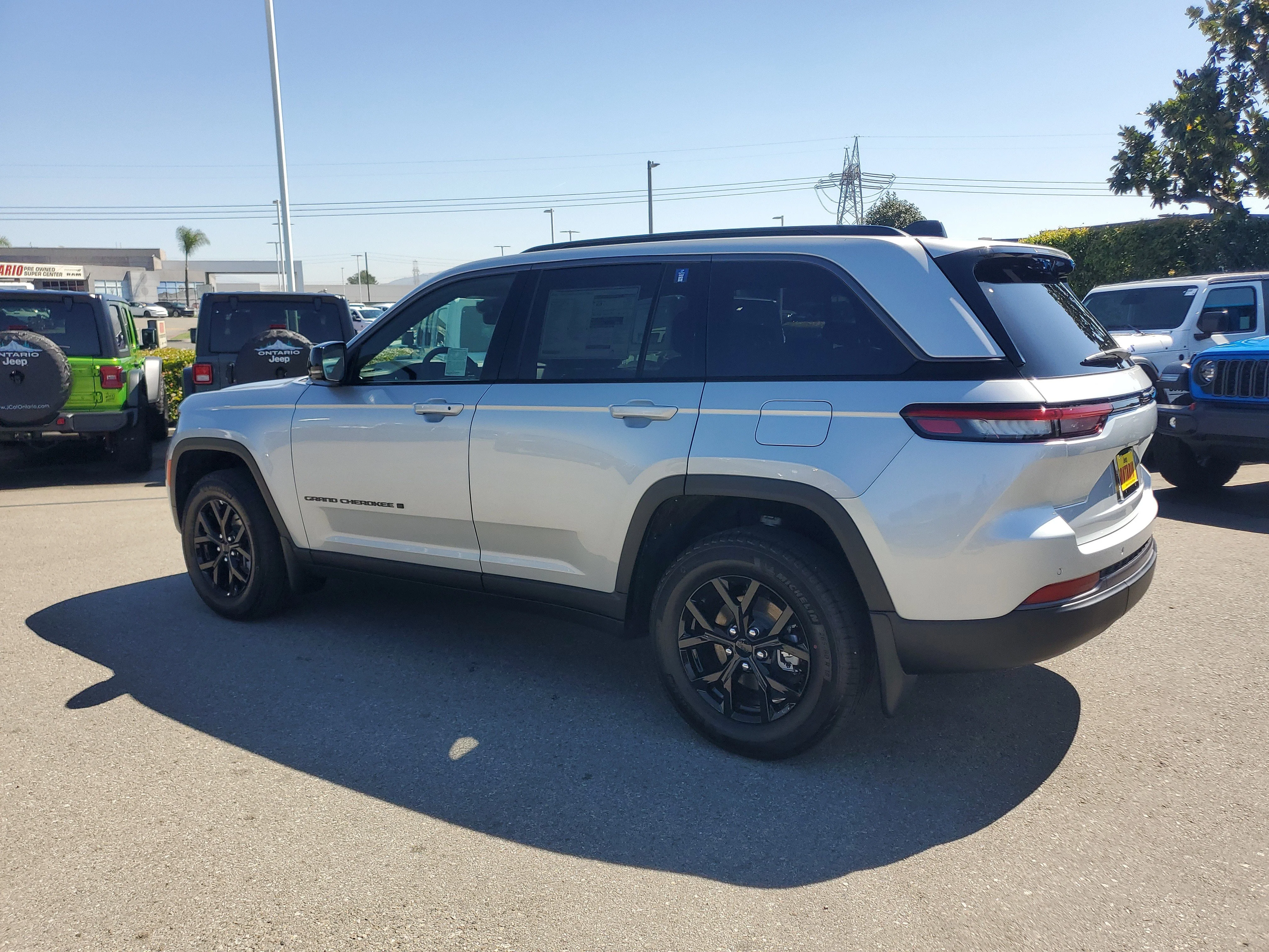 New 2026 Silver Zynith Exterior Paint Jeep Altitude image 6