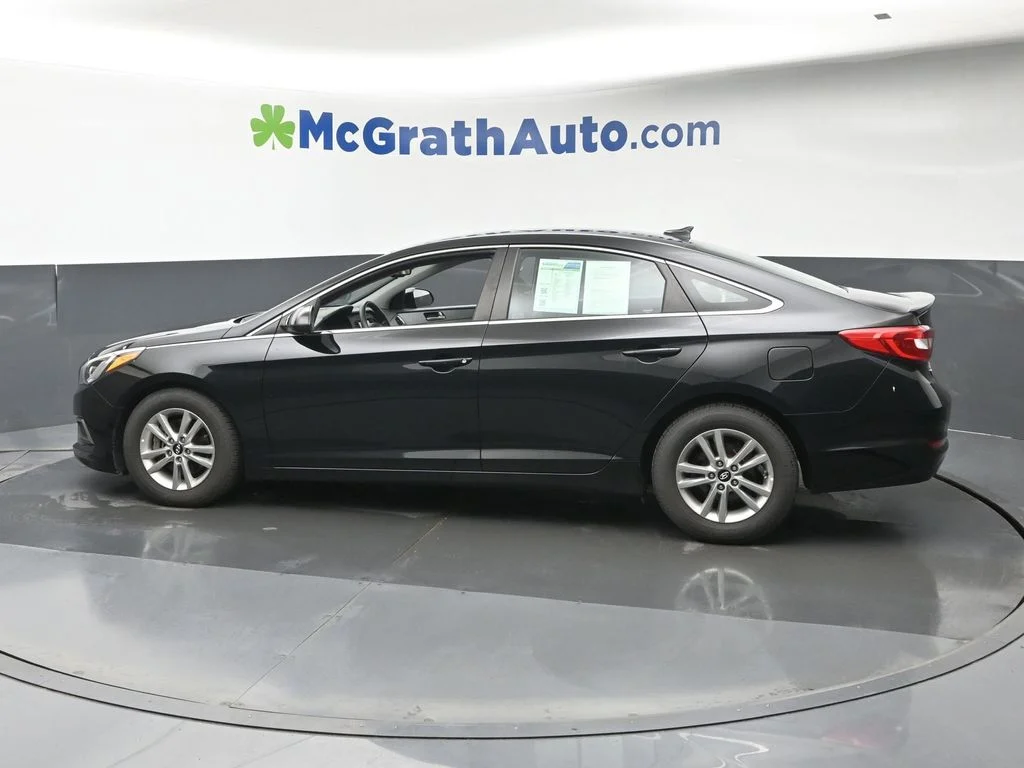 Used 2017 Black Hyundai SE image 23