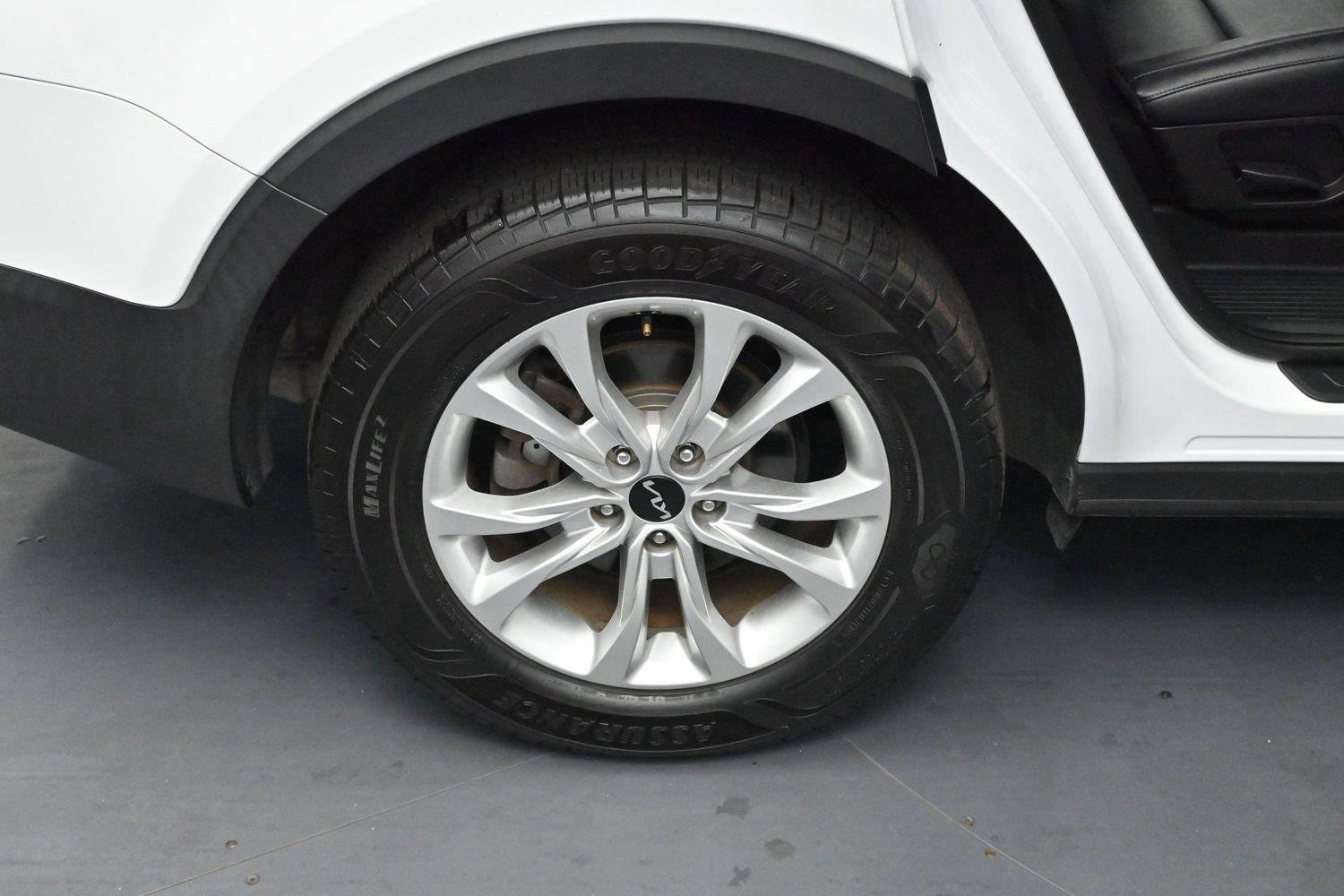 Used 2022 Glacial White Pearl Kia LX image 32