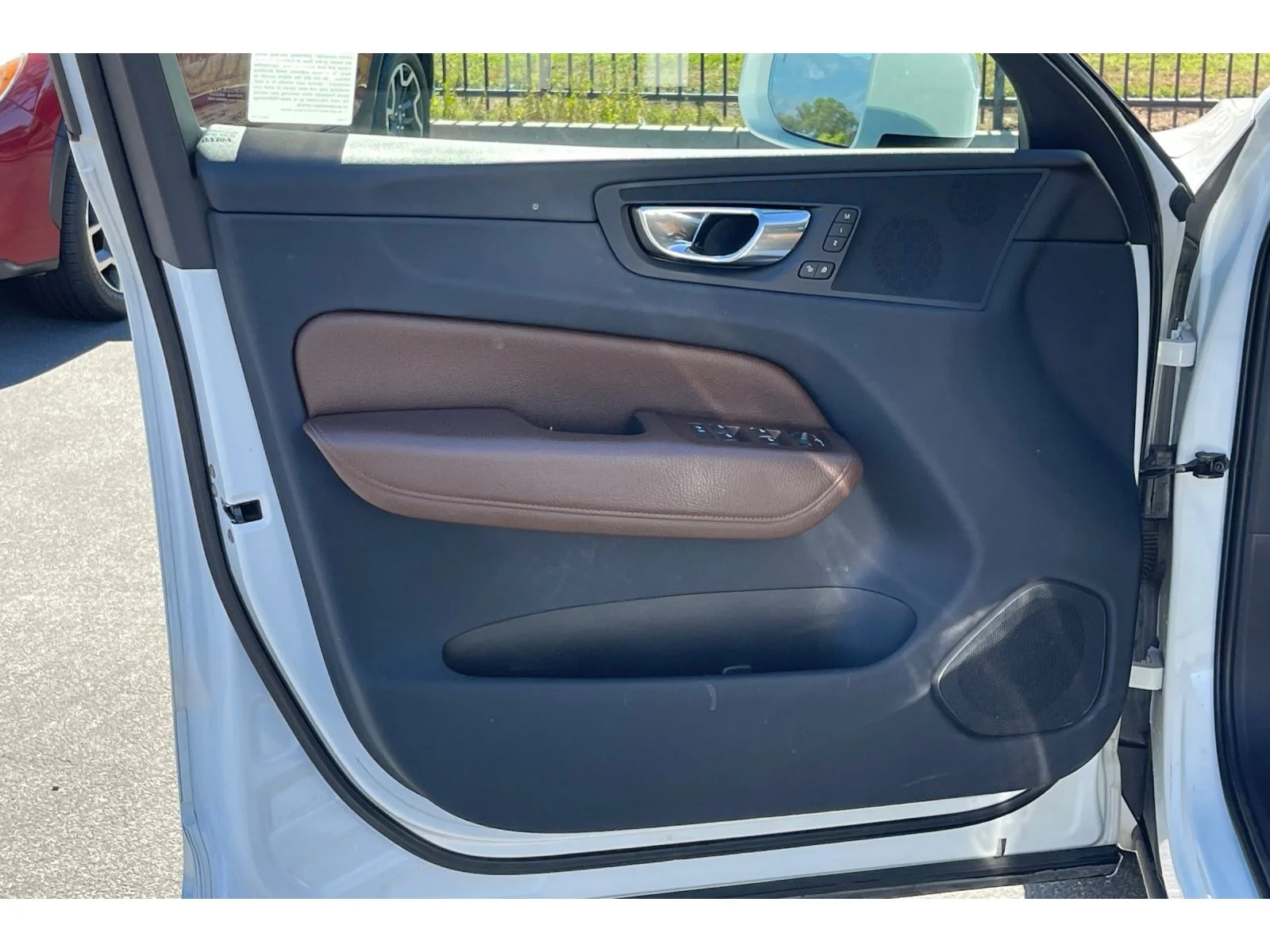 Used 2018 Ice White Volvo Momentum image 12