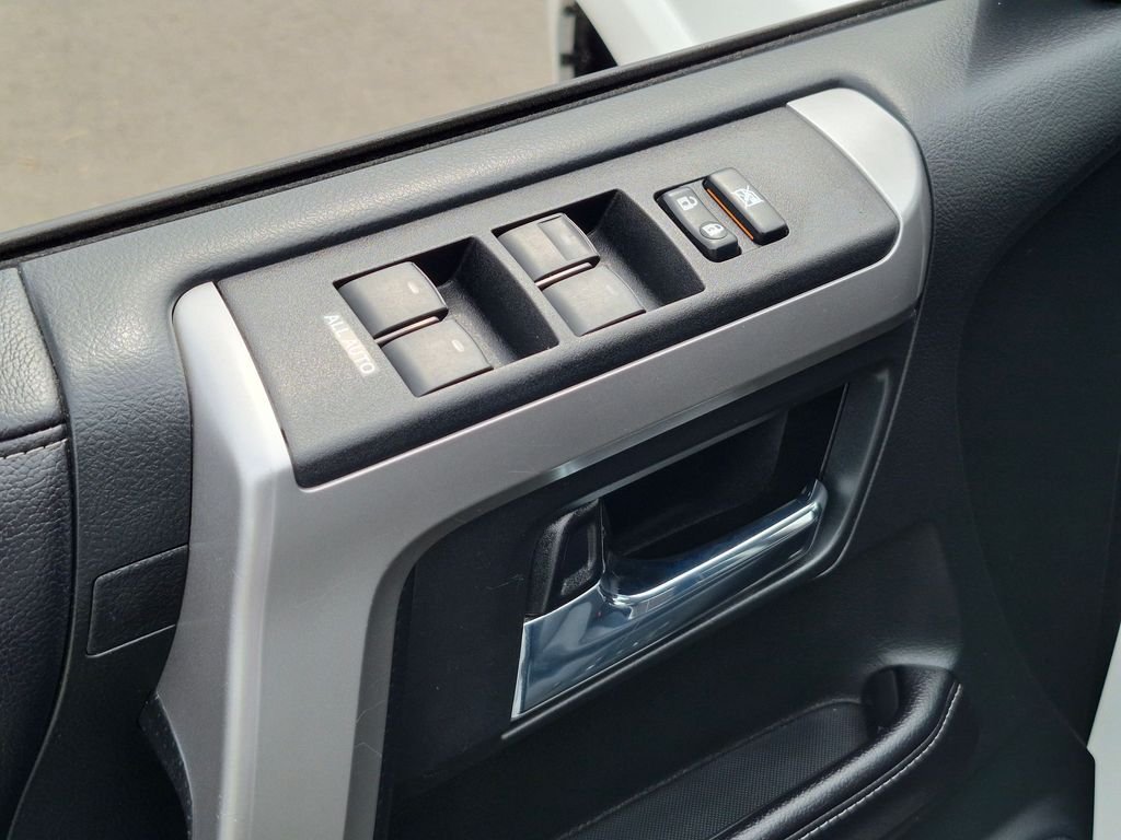 Used 2016 White Toyota SR5 image 13